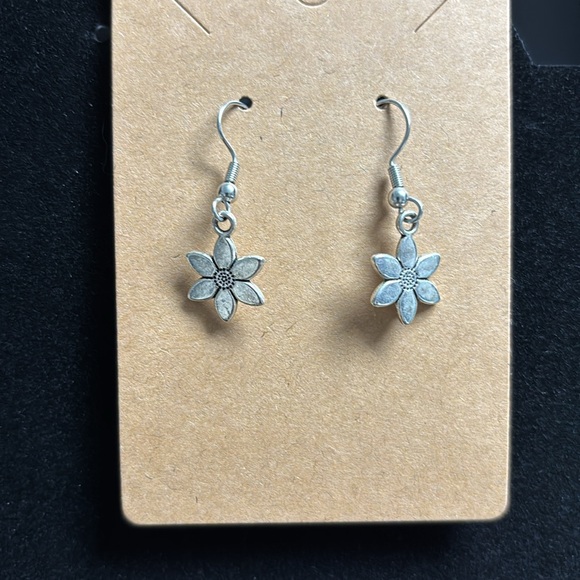 Vintage Silver Flower Earrings - Picture 4 of 4